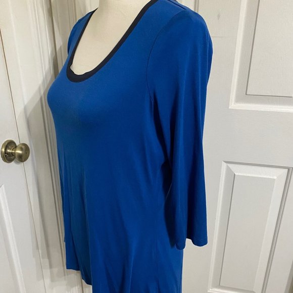 Ann Taylor M Light Weight Top with Layered Back - Picture 4 of 9